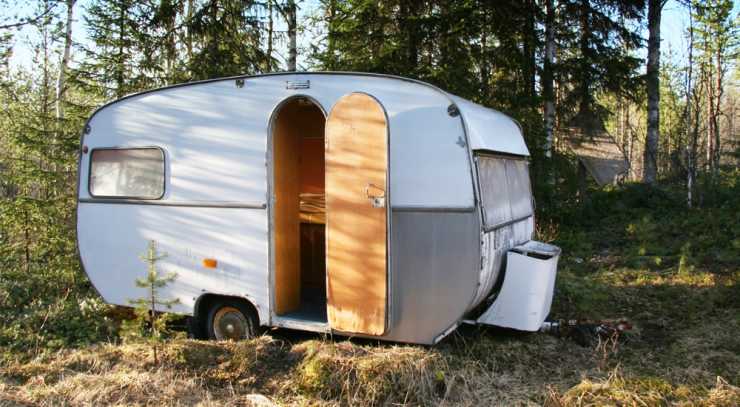 Husvagn står i naturen