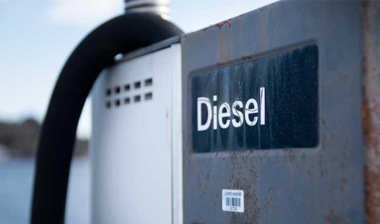 Dieselpump mot blå himmel