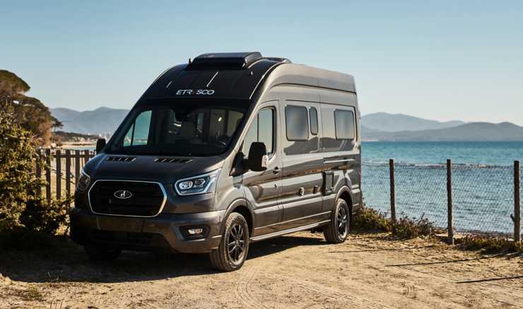 Svart plåtis framför blått hav. Etrusco